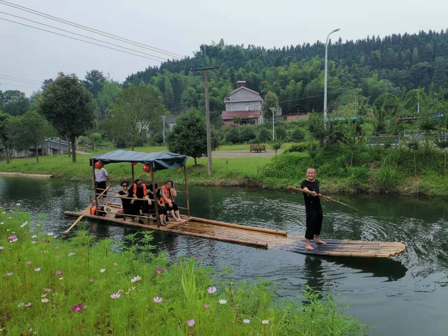 小小竹排，水中游